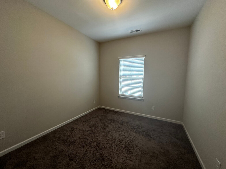 Building Photo - Room in Townhome on Whitby Moore St