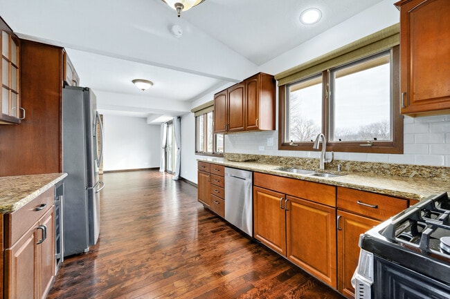 Building Photo - 887 Braintree Ln