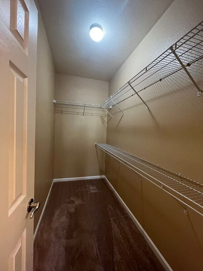 Building Photo - Spacious 3bed 2.5 bath available in Regency Park