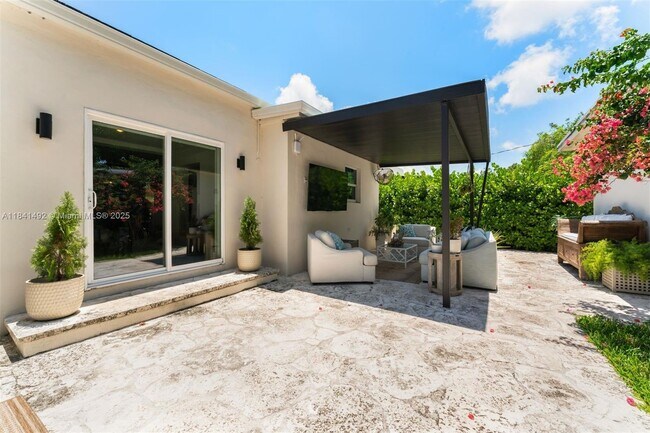 Building Photo - 1355 Biarritz Dr