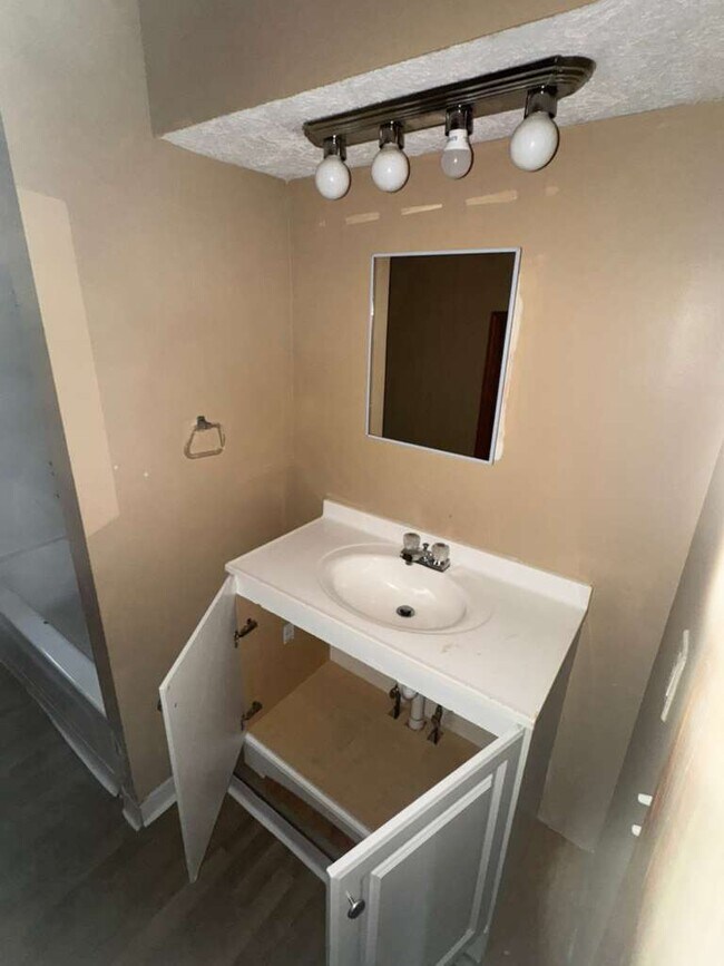 Building Photo - 809 East Ave