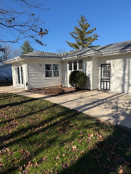 Building Photo - 61 Forest Hills Dr