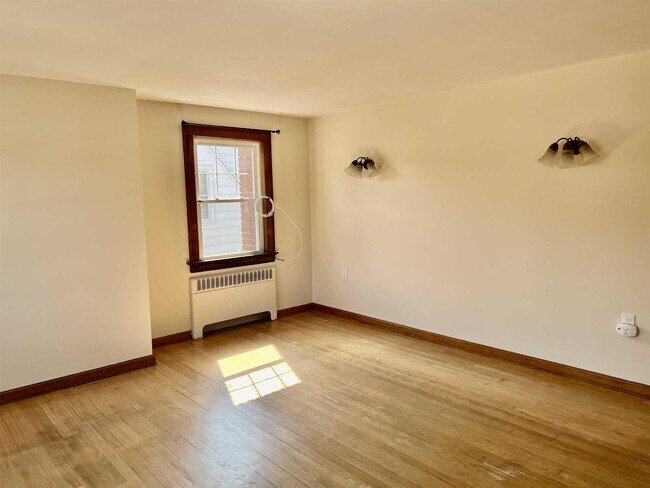 Building Photo - 82 S Chestnut St