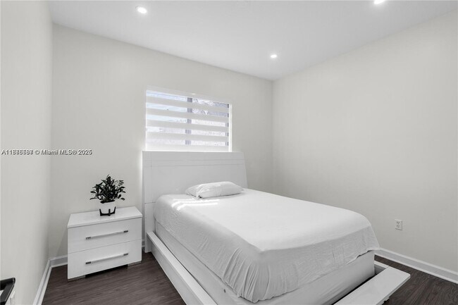 Building Photo - 1073 NE 41st Terrace