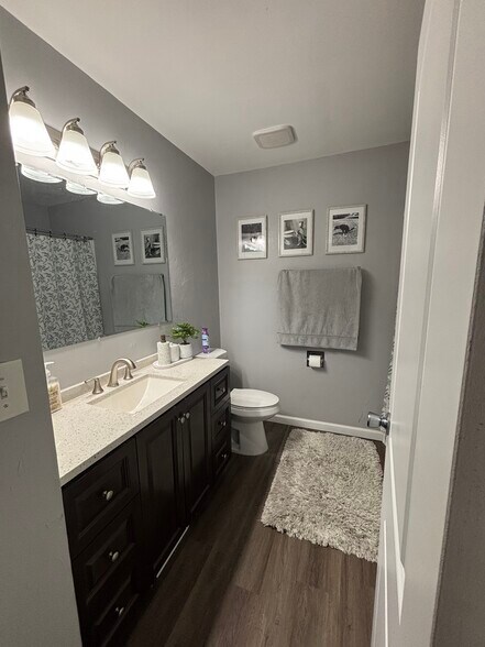 Building Photo - 806 E Sylvan Ave