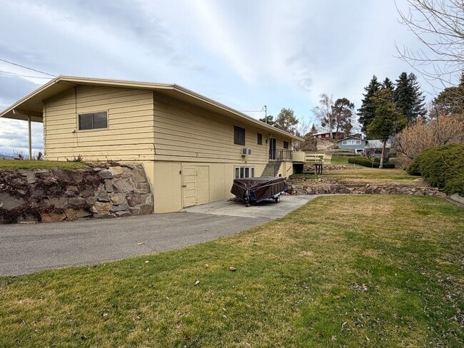 Building Photo - Country like setting! Spacious 3+ bed/ 1.5 bath house with garage, large yard, private deck and a...