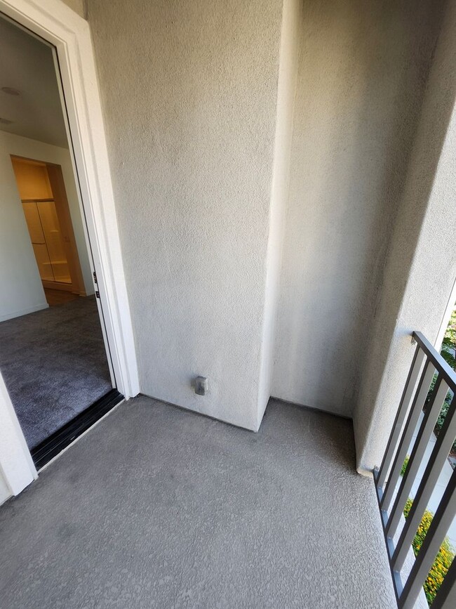 Building Photo - Gorgeous Tri-level Townhouse 3 beds 3 1/2 ...