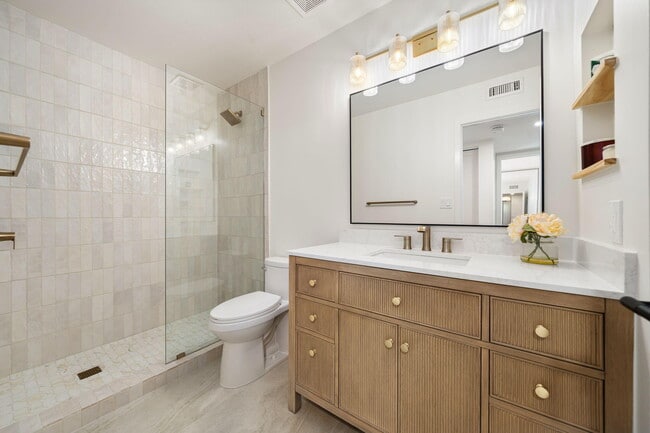 Building Photo - 179 Gran Via