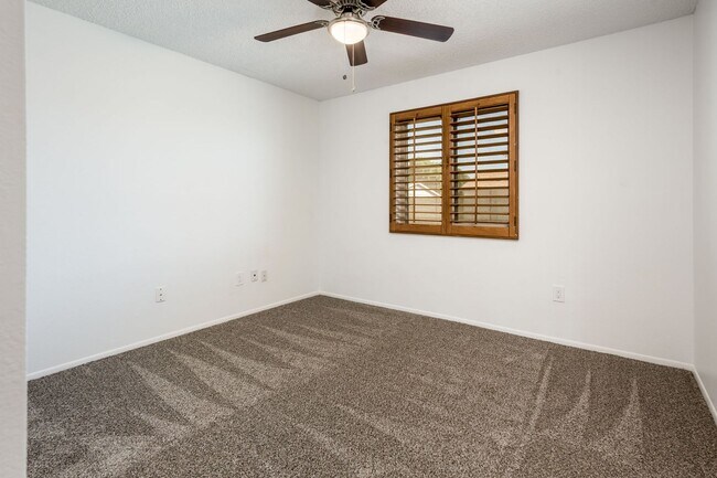 Building Photo - 3/2 sfh 2 car garage, huge yard 35th Ave &...