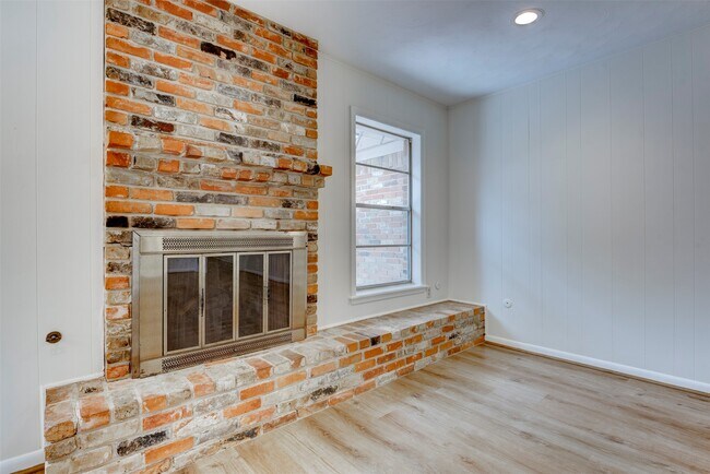 Building Photo - 3218 Crestdale Dr