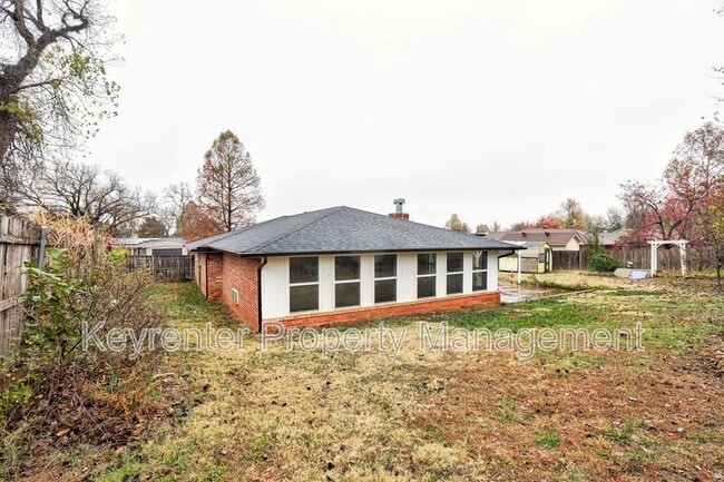 Building Photo - 314 N Lakeside Terrace