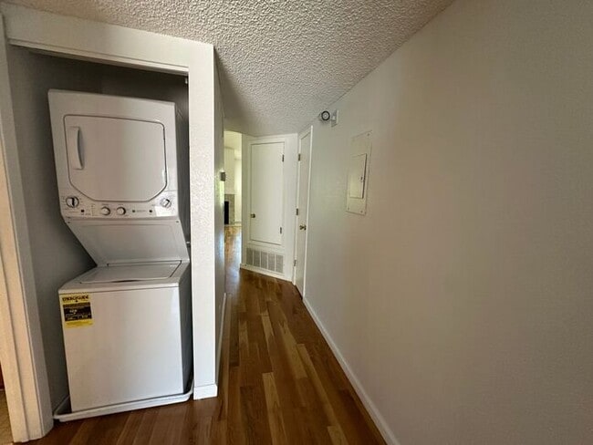 Building Photo - 2875 Idlewild Dr