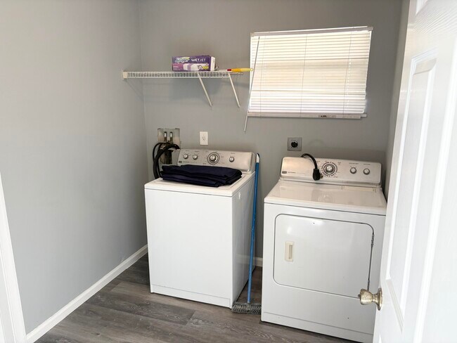 Building Photo - 2872 SW Fluvia St