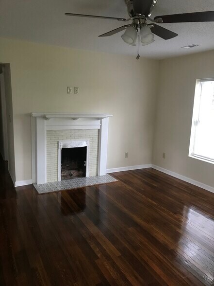 Building Photo - 201 W Locust St