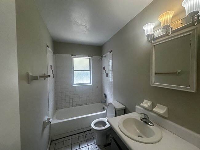 Building Photo - 3764 SE 67th Pl