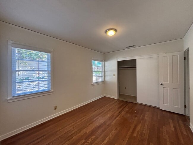 Building Photo - Beautiful 4 Bedroom 2.5 Bathroom SFR