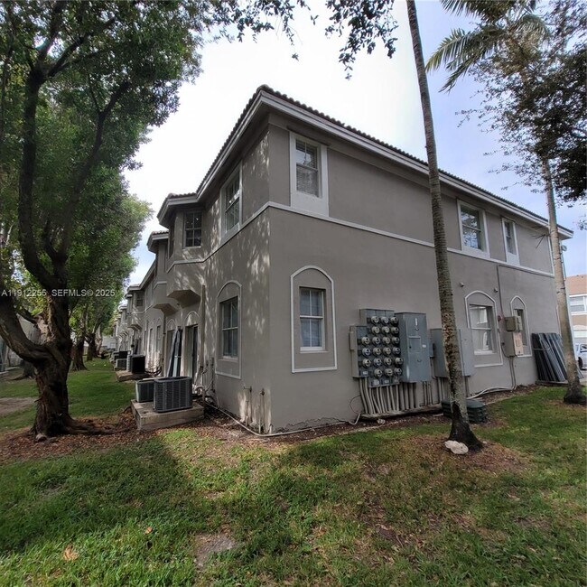 Building Photo - 1666 SE 27th Ct