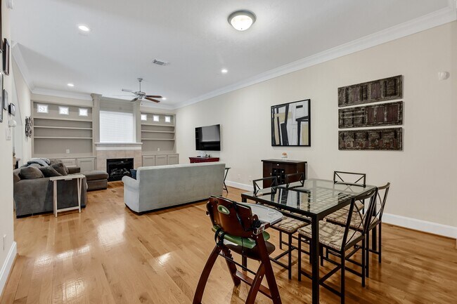 Building Photo - 2414 Dorrington St