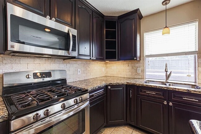 Building Photo - 17106 Summer Hollow Dr