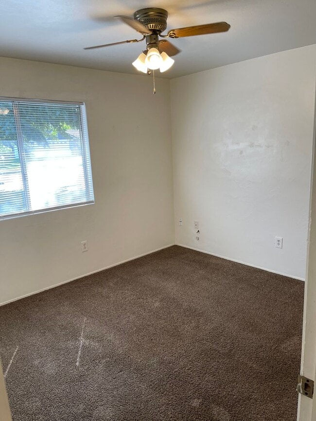 Building Photo - Large 3 Bedroom, 2 Bath Home on NE