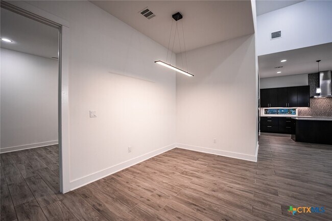 Building Photo - 2109 Bella Vista