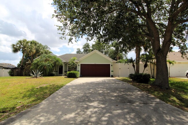 Building Photo - 2073 SW Capeador St