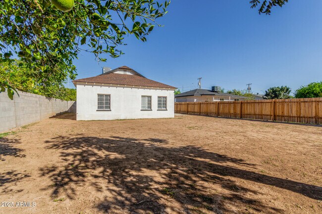 Building Photo - 423 E Crescent Ave