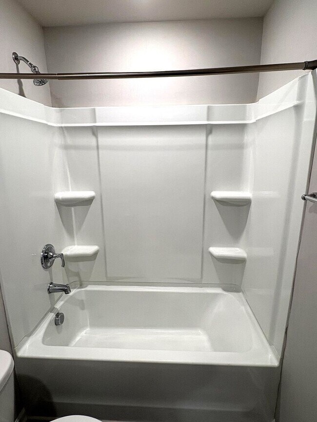 Building Photo - Beautiful 3BR 2.5BA Home w/ Full Appliance Kitchen • Garage Parking in Shelby