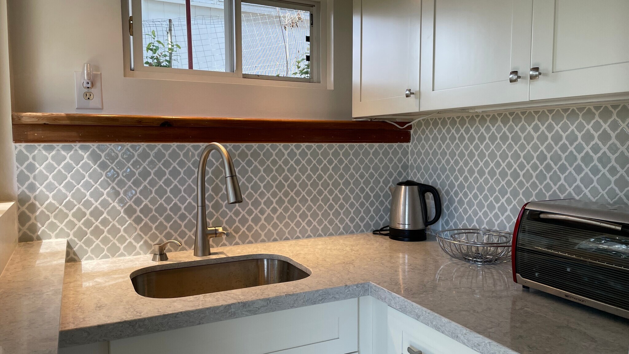 kitchen - 1676 Kamamalu Ave