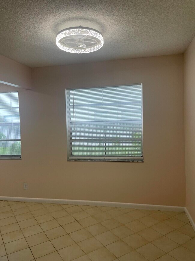 Building Photo - 402 Monaco Ct