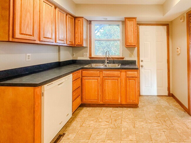 Building Photo - Very well maintained three bedroom house with tons of storage and two car garage