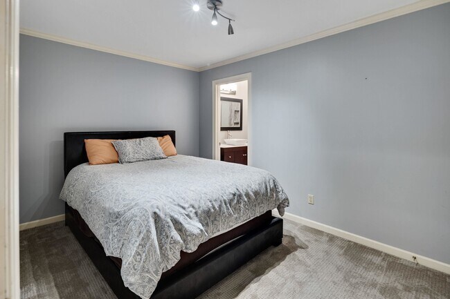 Building Photo - 415 S Yates Rd