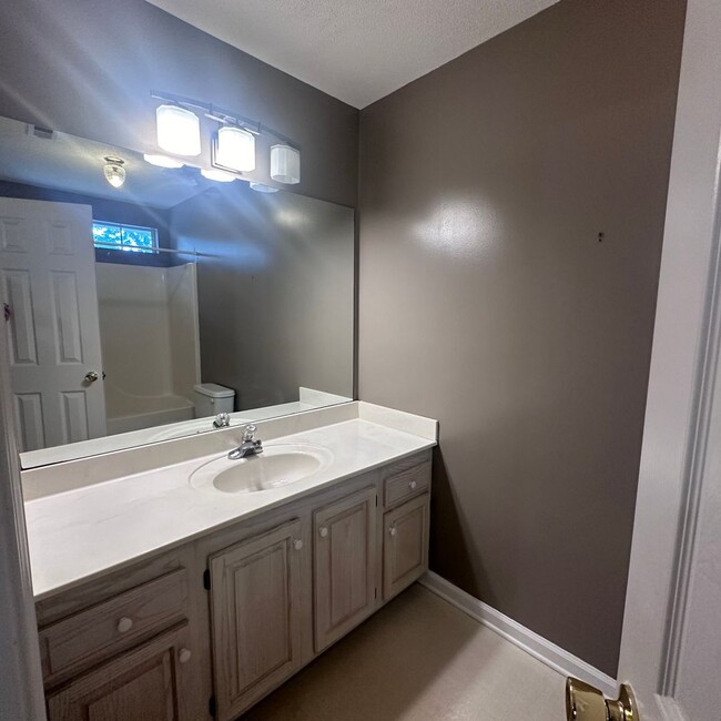 Building Photo - 2 bed, 2.5 bath townhome, all appliances i...