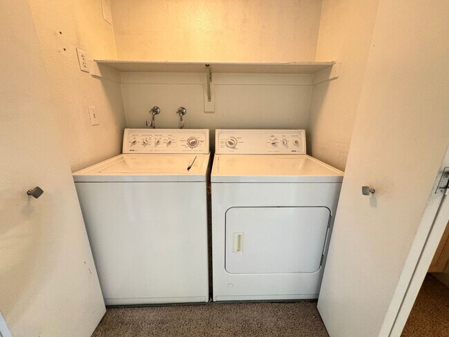 Building Photo - 7100 W Pirates Cove Rd