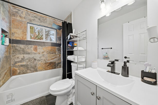 Building Photo - 913 Dandridge Dr