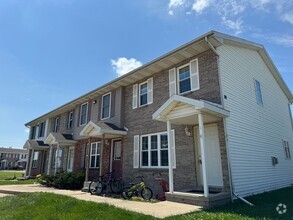 Building Photo - Spacious 3-Bedroom Townhome – East Bloomi...