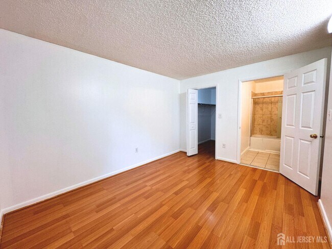 Building Photo - 707 Ravens Crest Dr