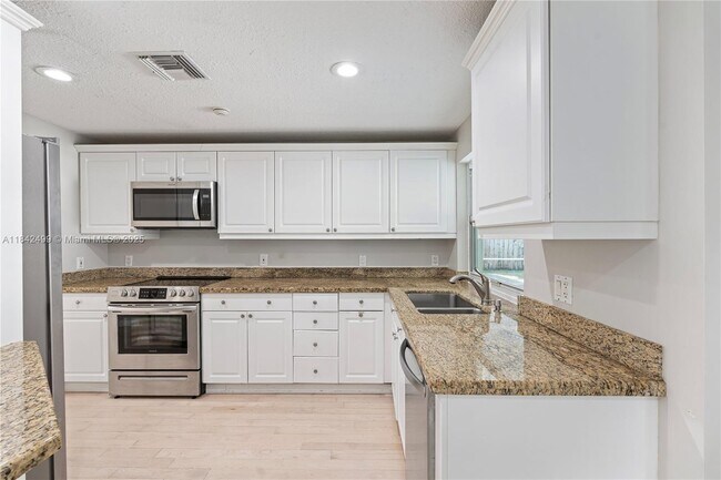 Building Photo - 565 NE Olive Way