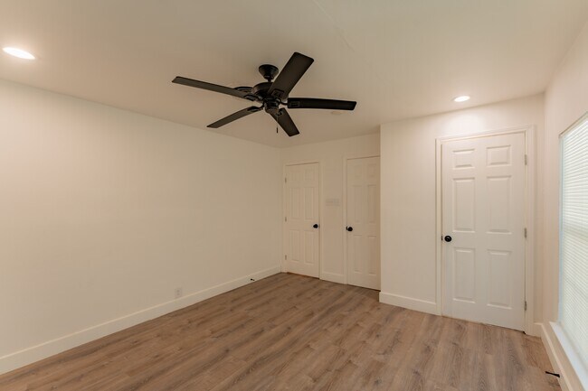 Building Photo - 1103 N Grant Dr