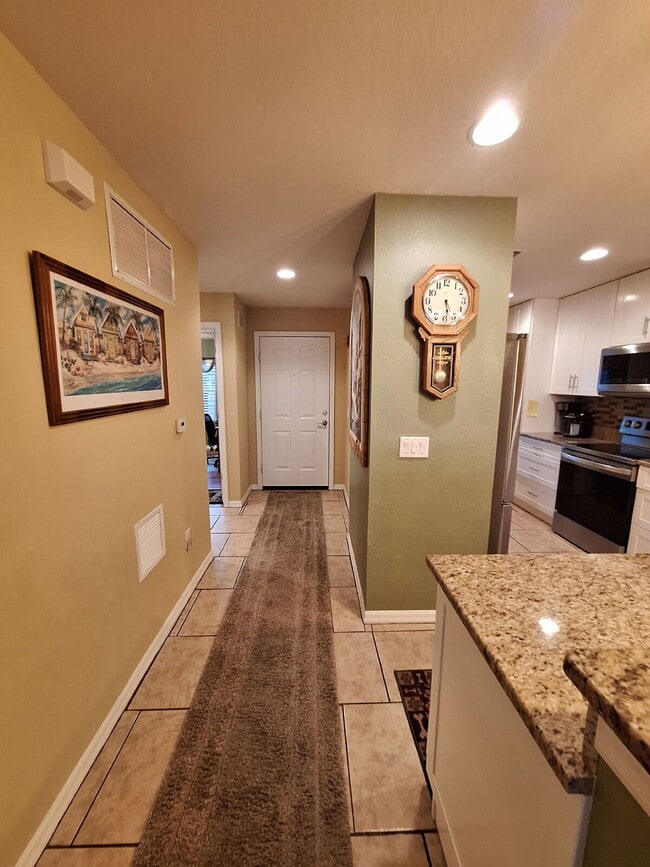 Building Photo - Beautifully upgraded Ground Floor condo with lake view