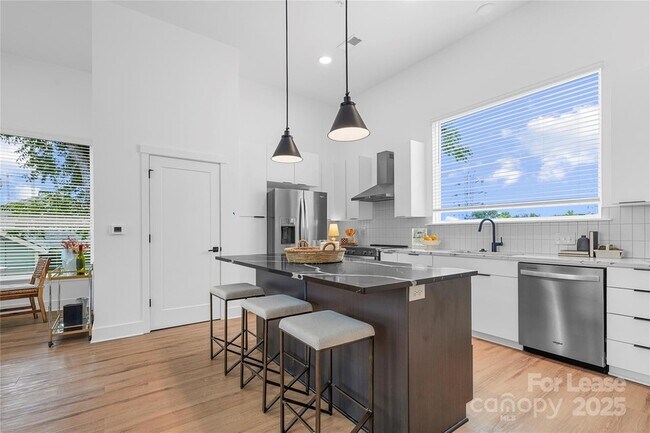 Building Photo - 411 Charles Ave