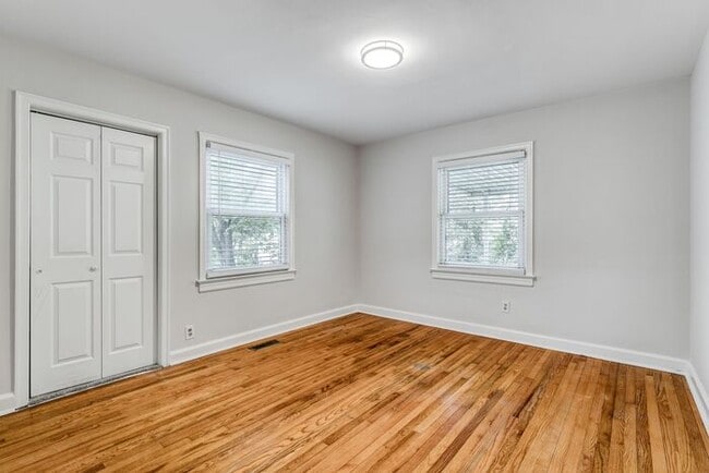 Building Photo - 2 Bed, 2 Bath in the Garden Homes neighborhood of Greensboro!