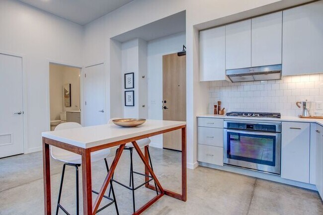Building Photo - Luxury One Bedroom! Near Salt and Straw an...