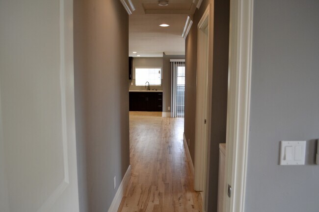 Building Photo - MOVE IN READY 2/2 with 2 Assigned Parking!...