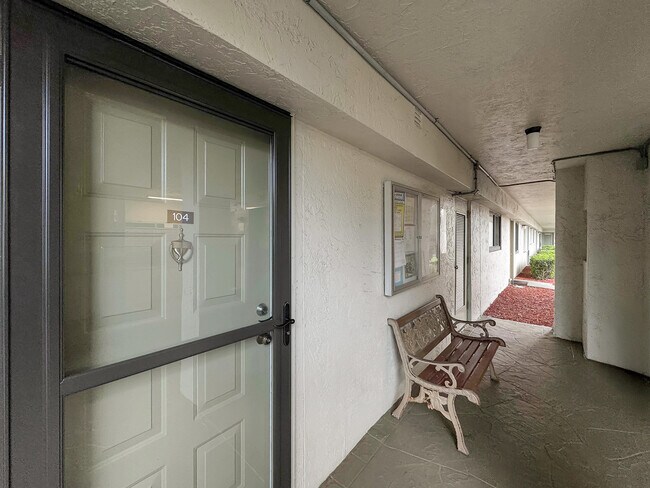 Building Photo - 2112 S Cypress Bend Dr