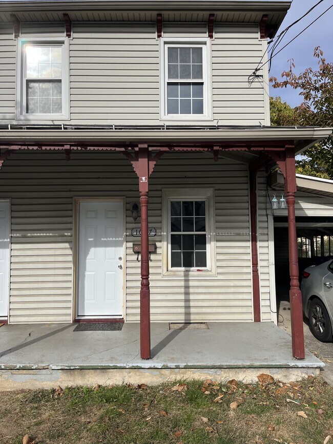 Primary Photo - 1077 Main St