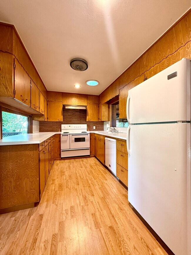 Building Photo - **50% OFF FIRST MONTH'S RENT** Country Liv...