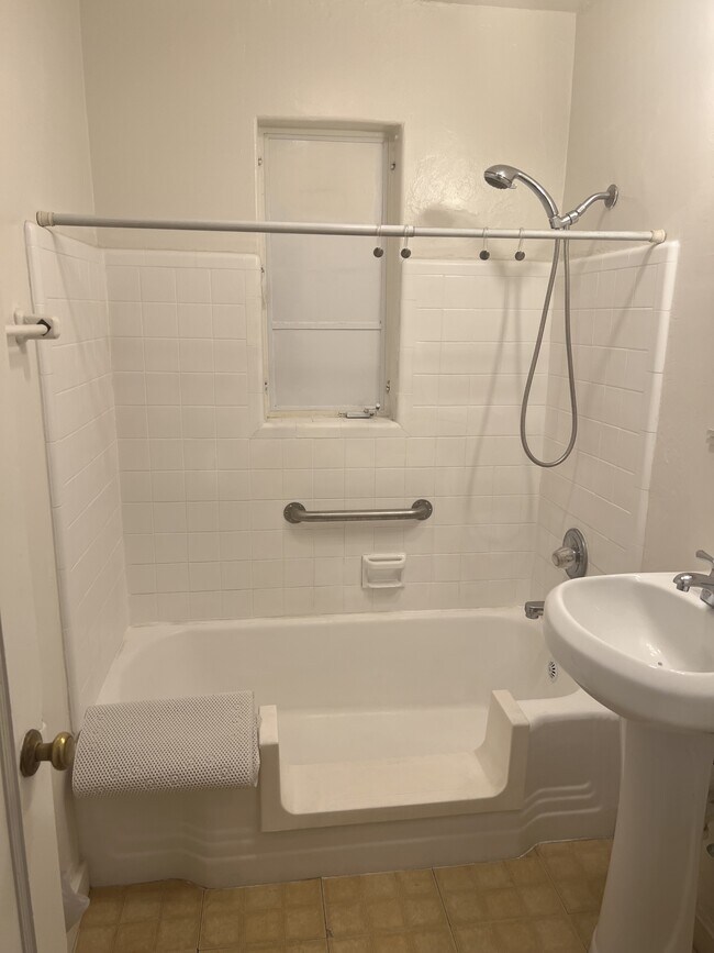 Building Photo - 2718 E 18th St