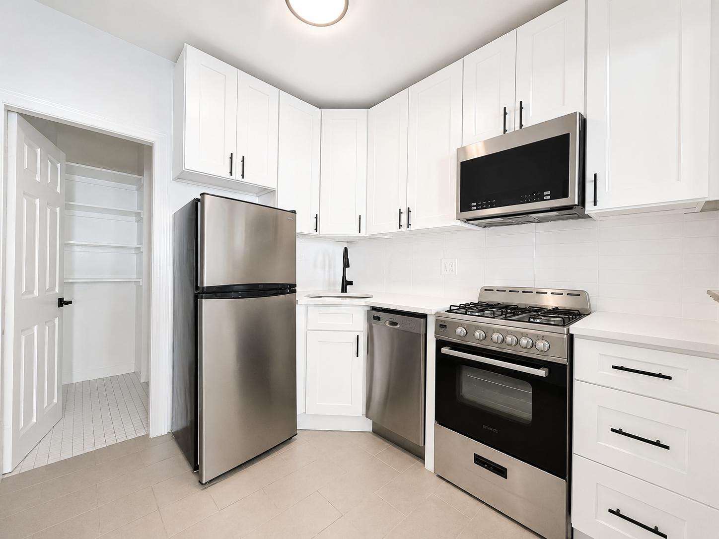 Building Photo - 302 W 107th St