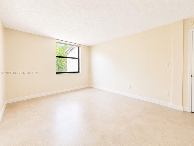 Building Photo - 14421 N Kendall Dr